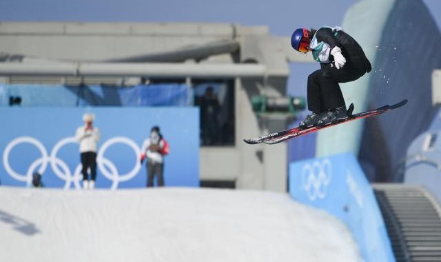 开云平台-谷爱凌冬奥首秀稳健发挥 排名第五晋级大跳台决赛