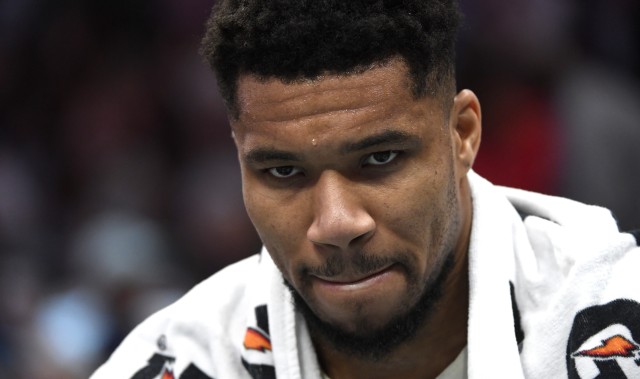 开云中国-无心恋战？字母哥最后时刻伤退&amp;8中4拿到22分13板7助 罚球16中14